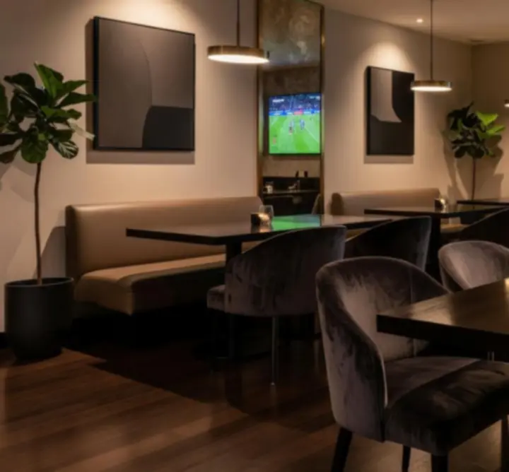 Stylowe nocne wnętrze baru i restauracji 